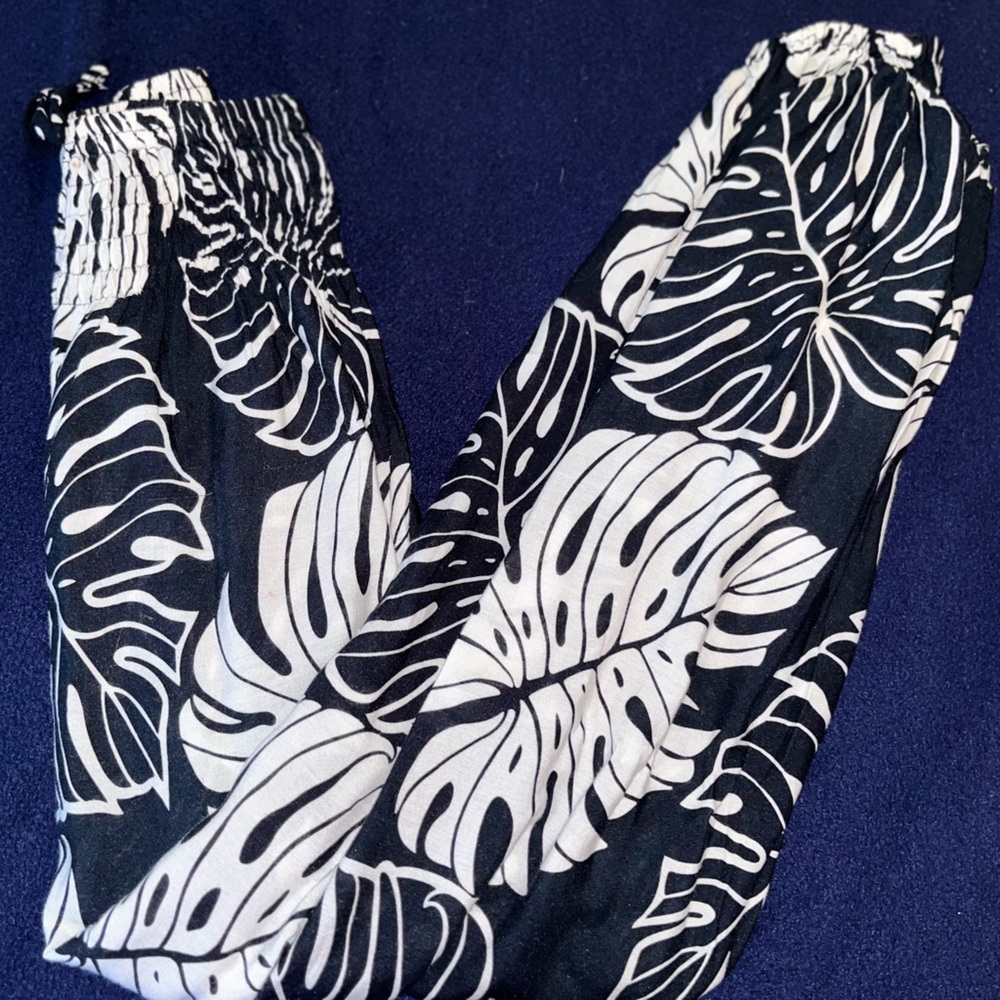 Handmade leaf patterned pants - Picture 5 of 5